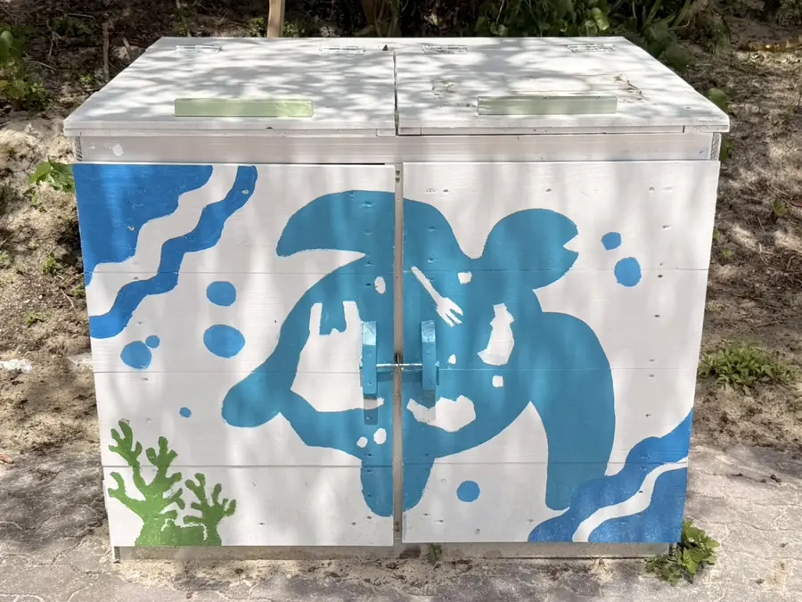 海岸に設置された、海の生きものが描かれた拾い箱