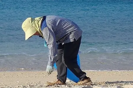 海岸でごみを拾う海謝美のメンバー
