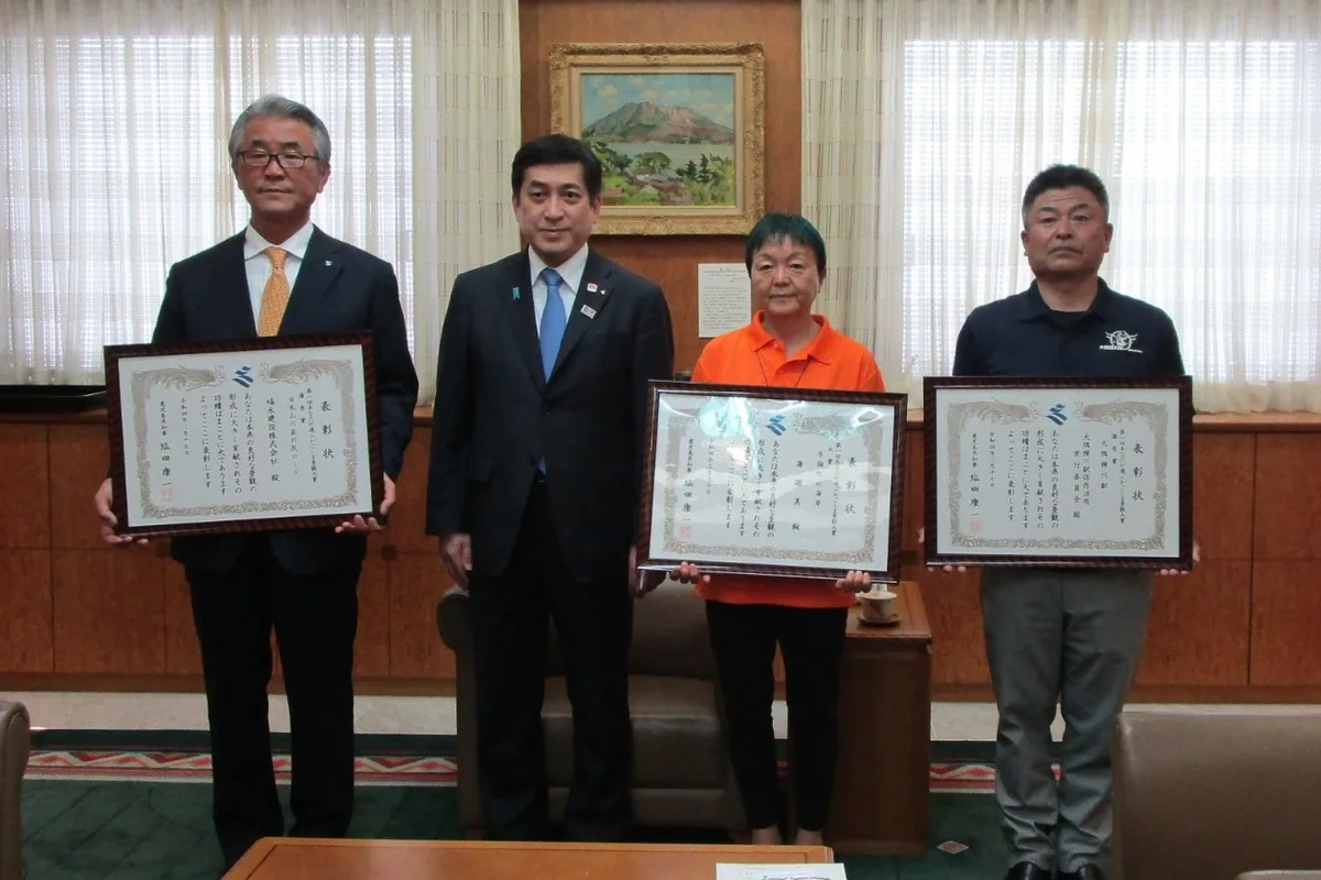 鹿児島県知事から表彰状を受け取った海謝美のメンバー