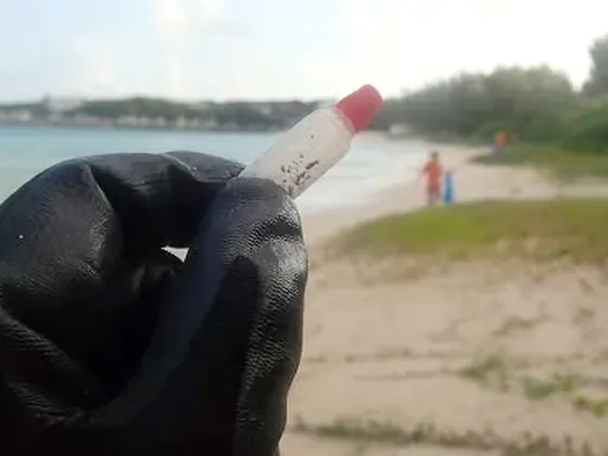 与論島の海岸に漂着したプラスチック容器