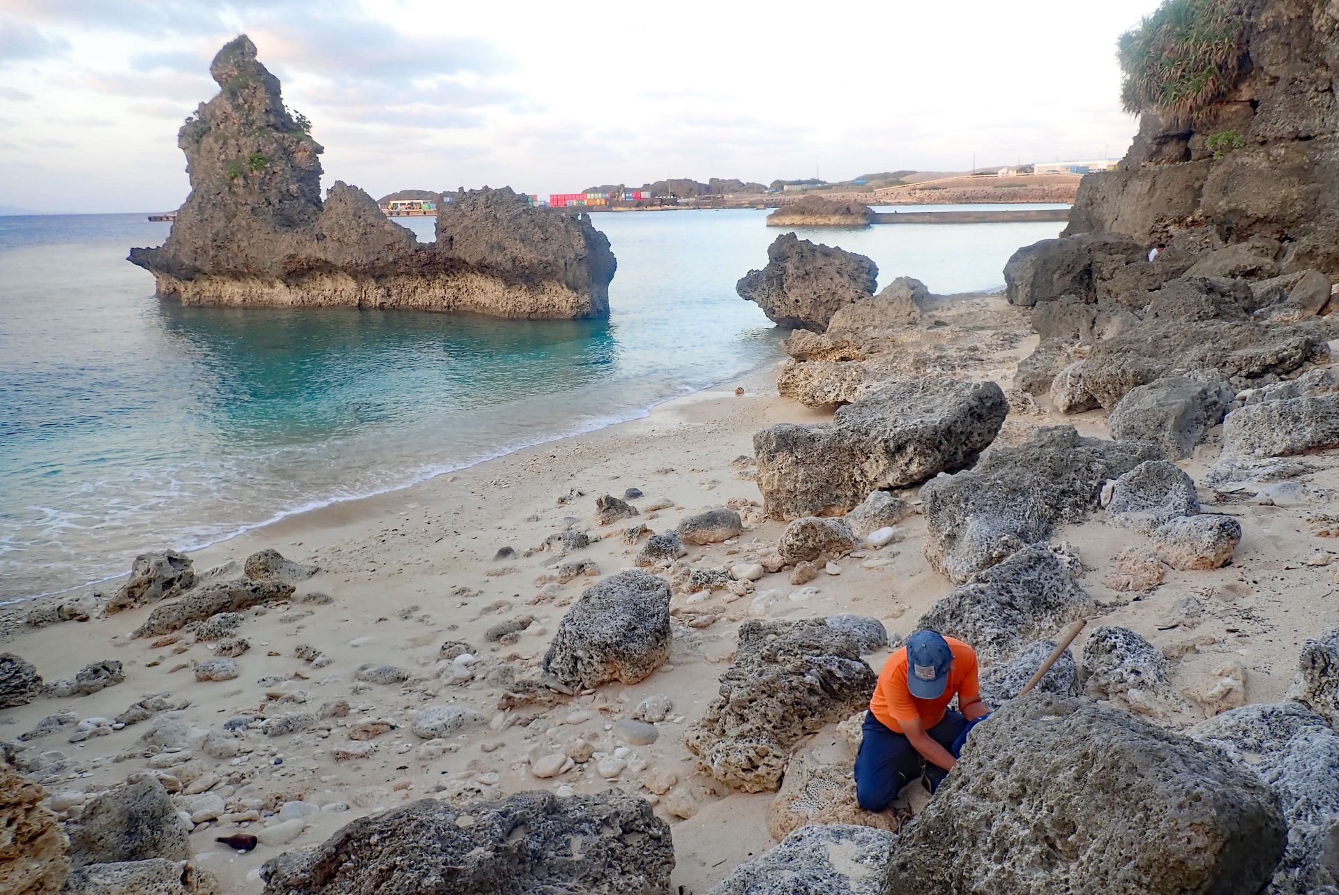 岩場なのか？砂浜なのか？