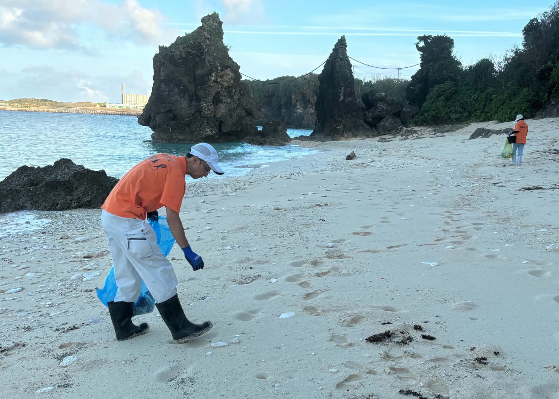 隣の浜。ゴミは少ない。