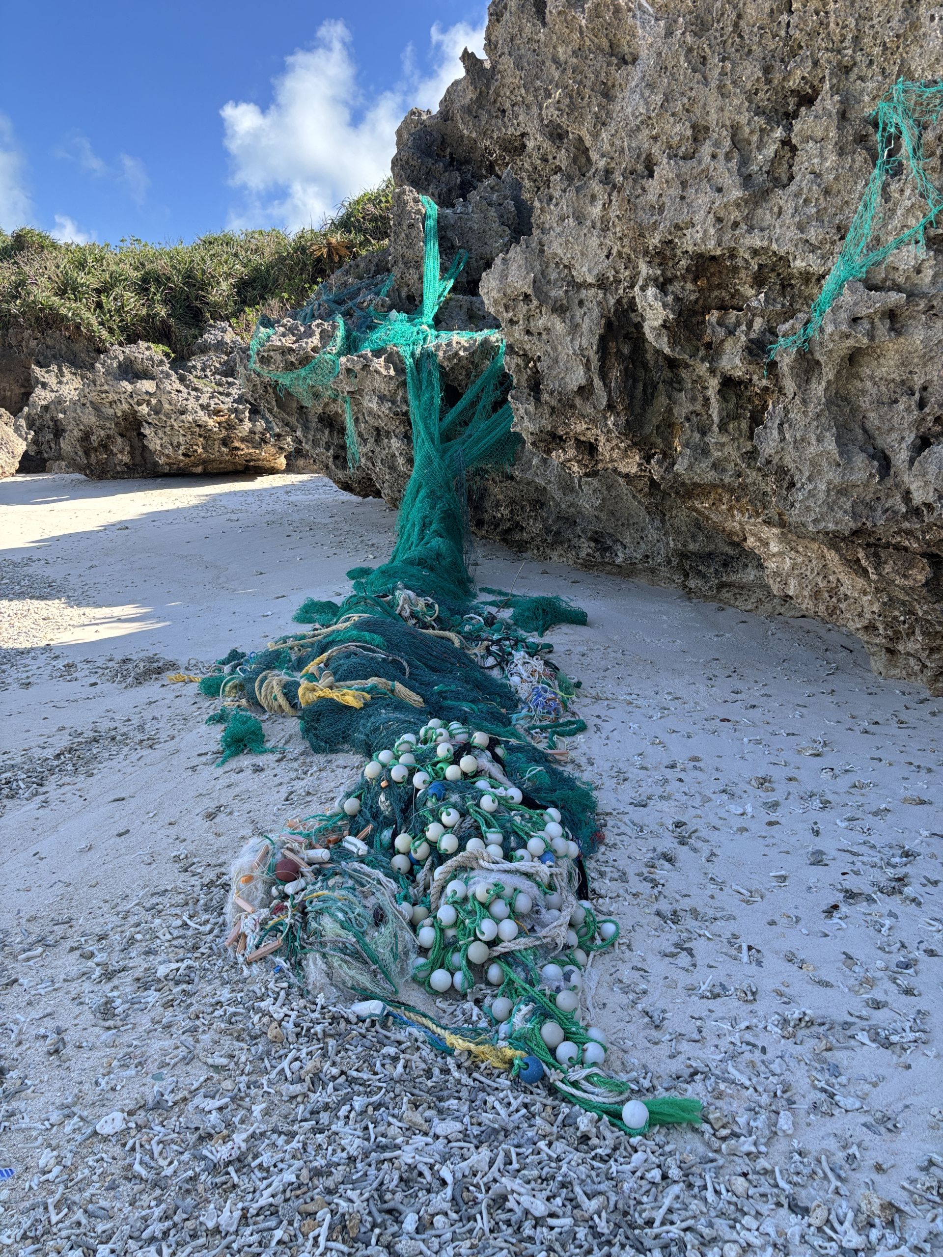 大きな漁網がむぬぬしー海岸に漂着しています。